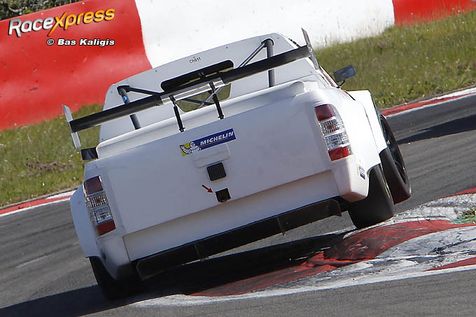 Pim van Riet vliegt over de baan